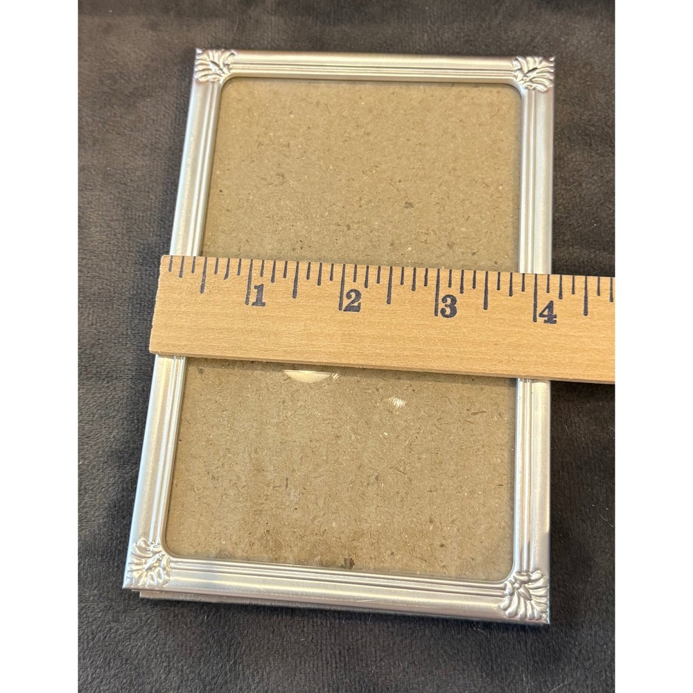 Picture Frame Silver Tone Shell Corner Ribbed Border Tabletop Decor - Picture 4 of 4